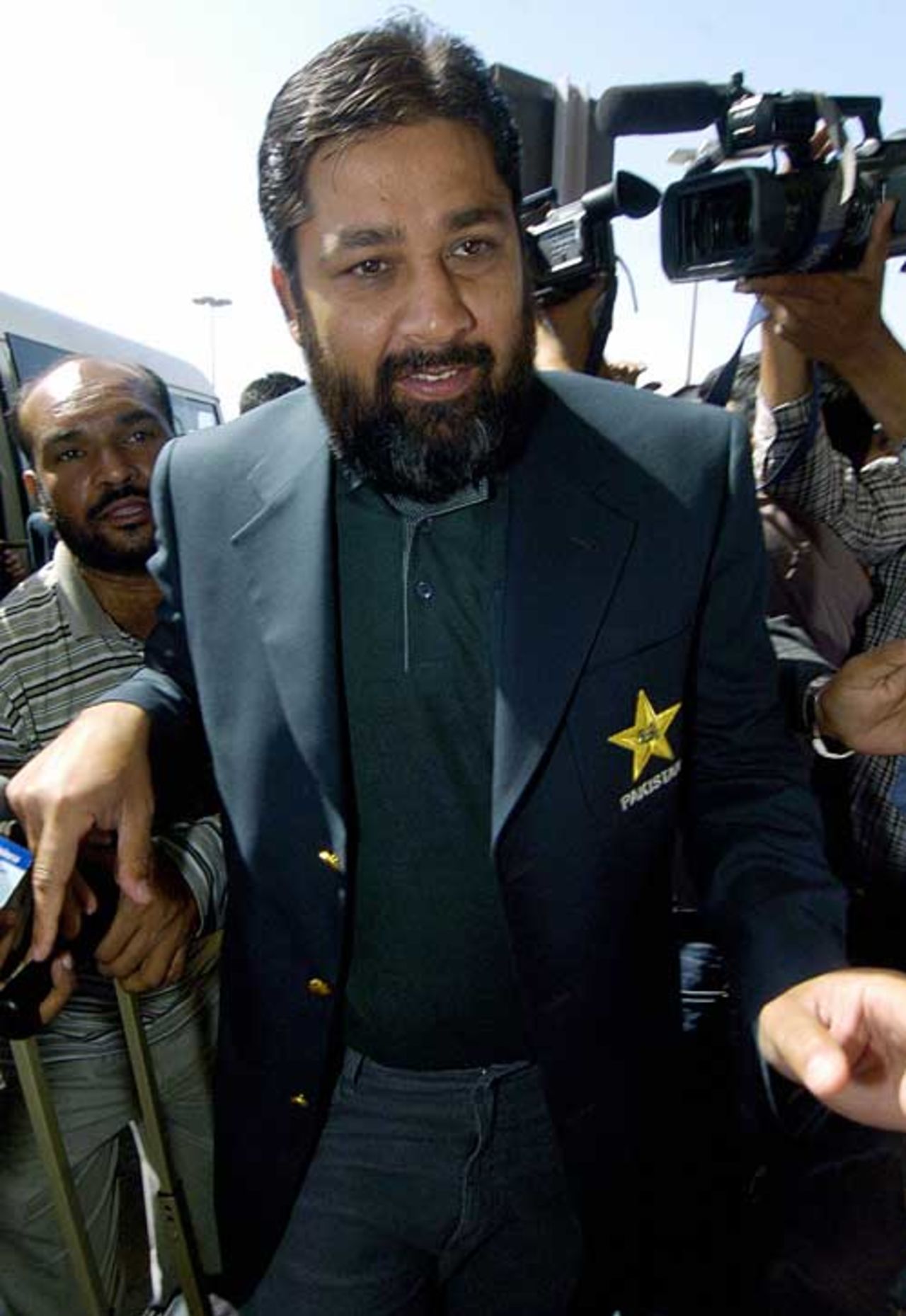 Inzamam-ul-Haq arrives at the airport to fly to the Caribbean minus Mohammad Asif and Shoaib Akhtar, Karachi, March 1, 2007