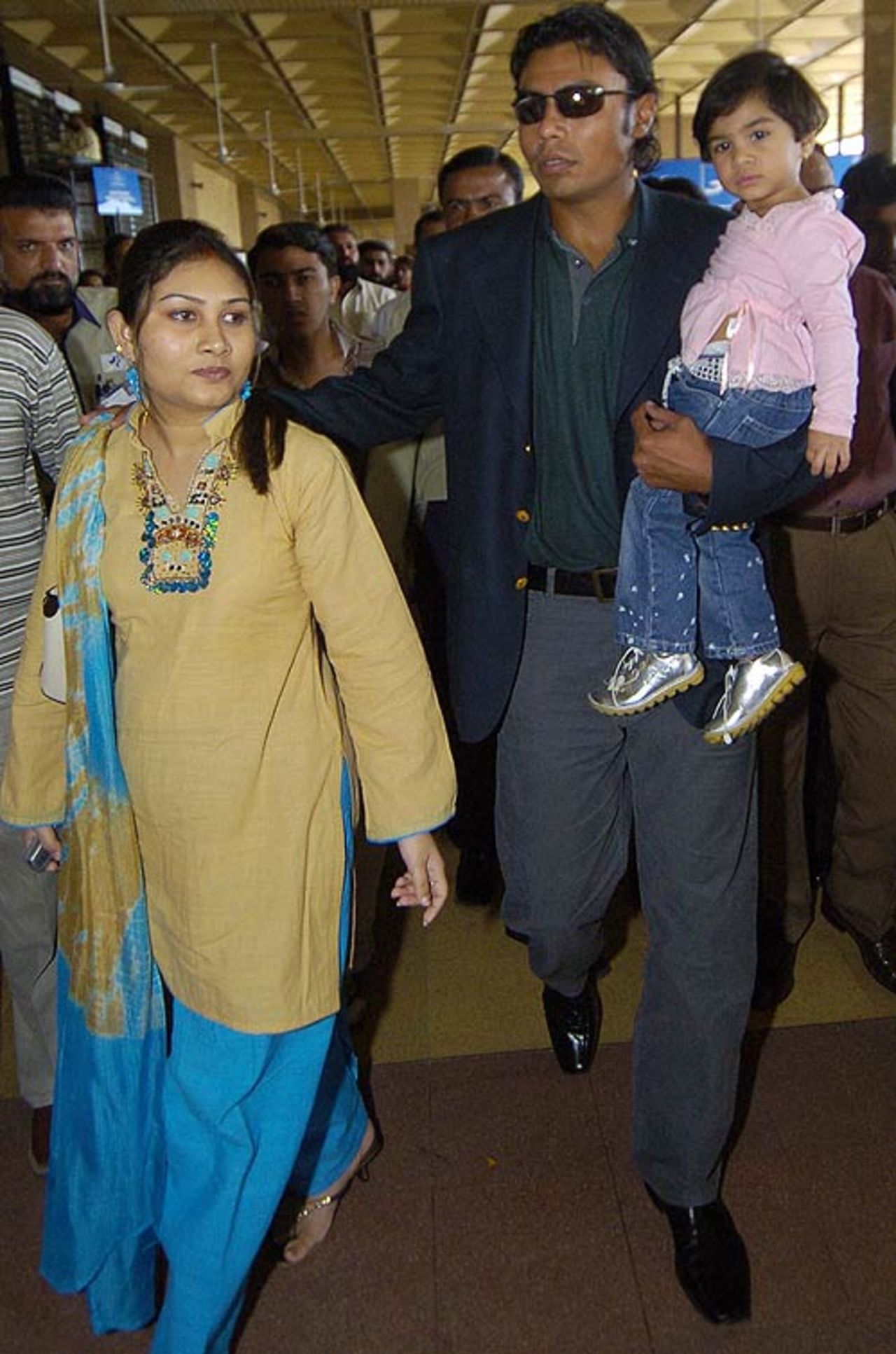 Danish Kaneria with his wife and daughter at the Karachi airport ahead of Pakistan's departure for the West Indies, Karachi, March 1, 2007