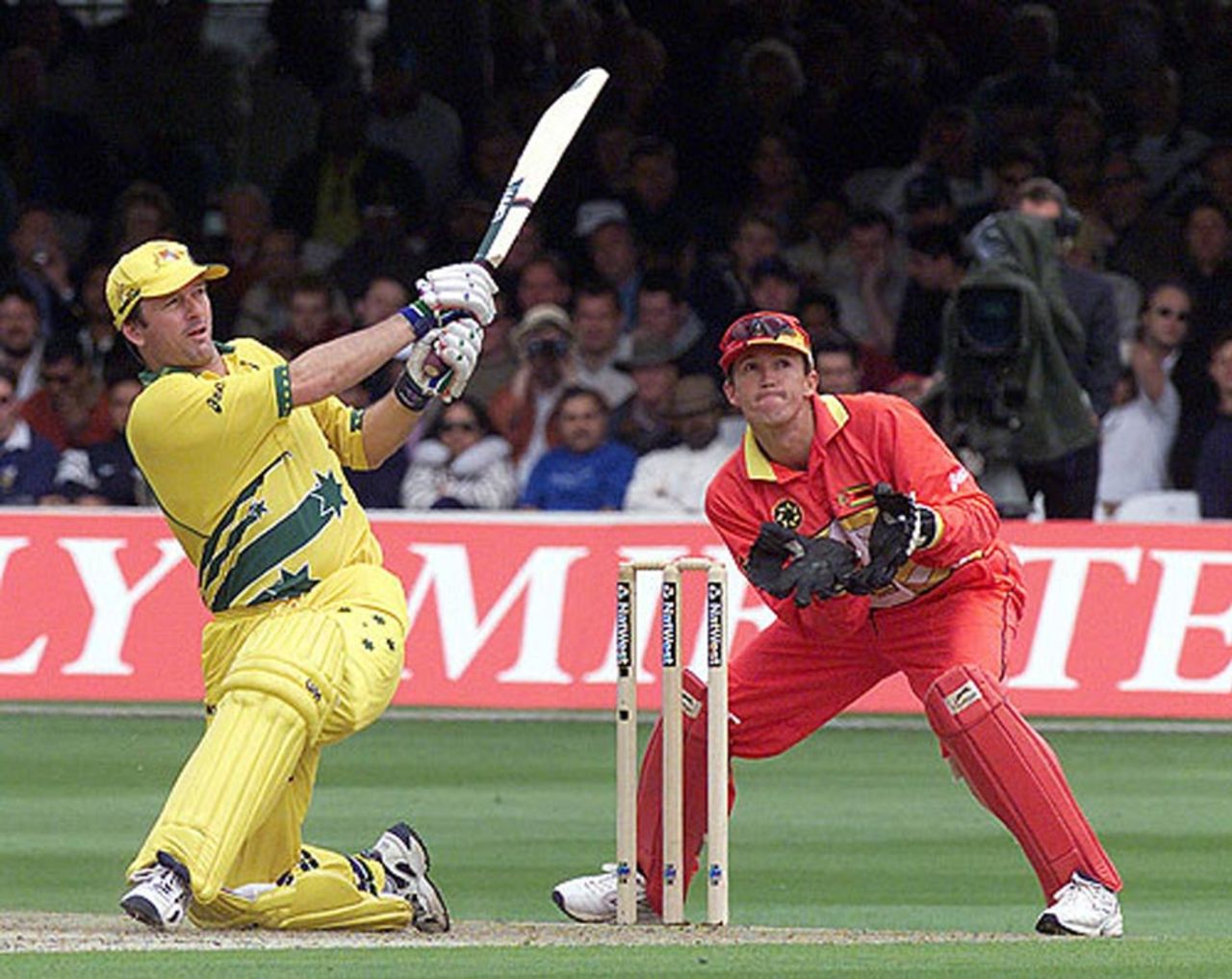 Steve Waugh uses his preferred mode of attack, 5th Super Six match: Australia v Zimbabwe, World Cup, Lord's, June 9, 1999
