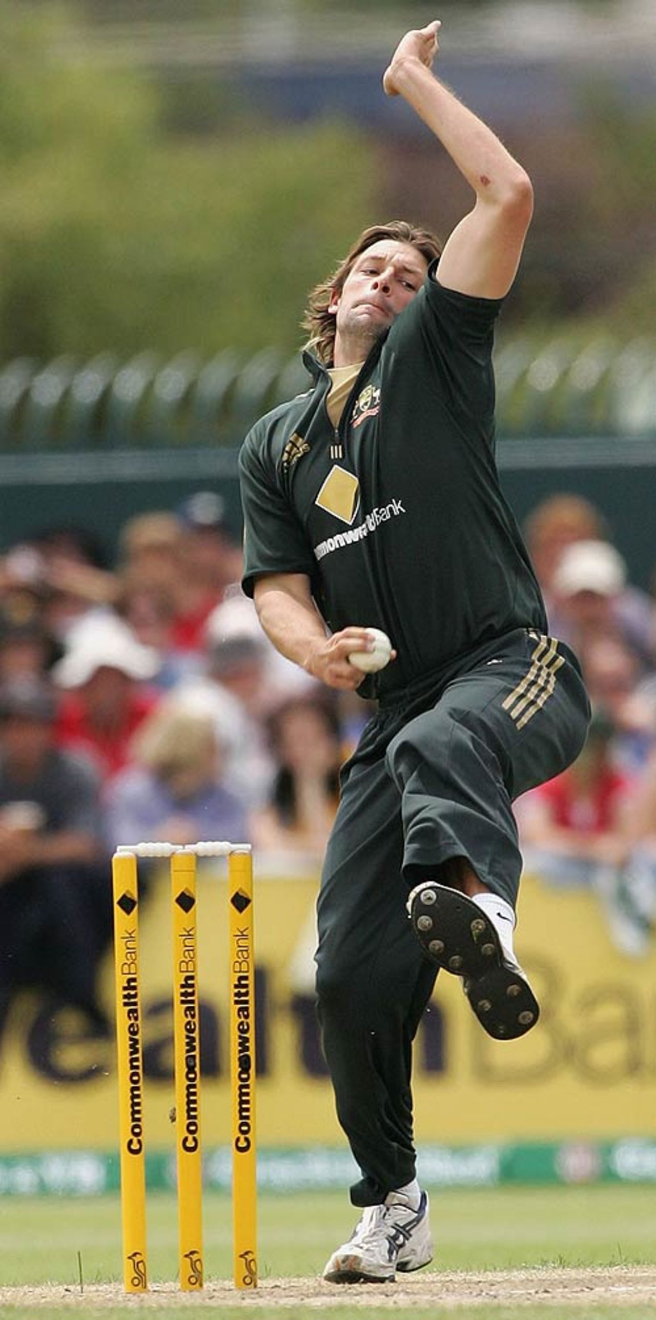 Ben Hilfenhaus bowls during his ODI debut, Australia v New Zealand, CB Series, 2nd match, Hobart, January 14, 2007