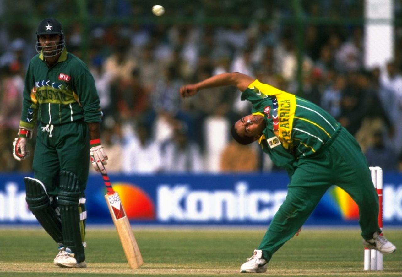Paul Adams gives it a rip, Pakistan v South Africa, World Cup, February, 1996
