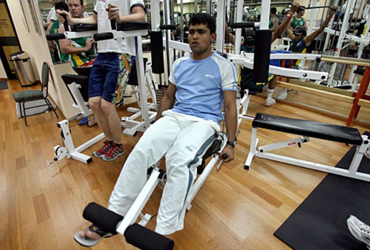 Kamran Akmal does some leg crunches, Port of Spain, March 4, 2007