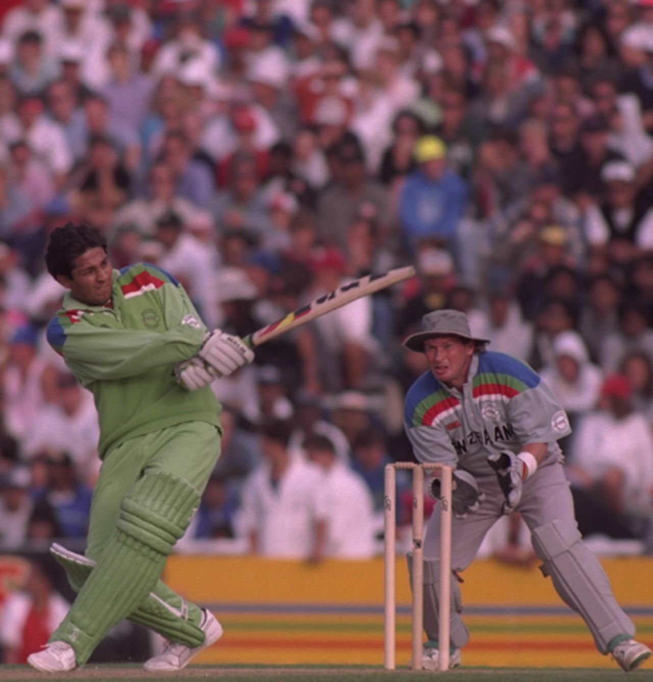 Inzamam-ul-Haq pulls hard, New Zealand v Pakistan, 1st semi-final, World Cup, Auckland, March 21, 1992
