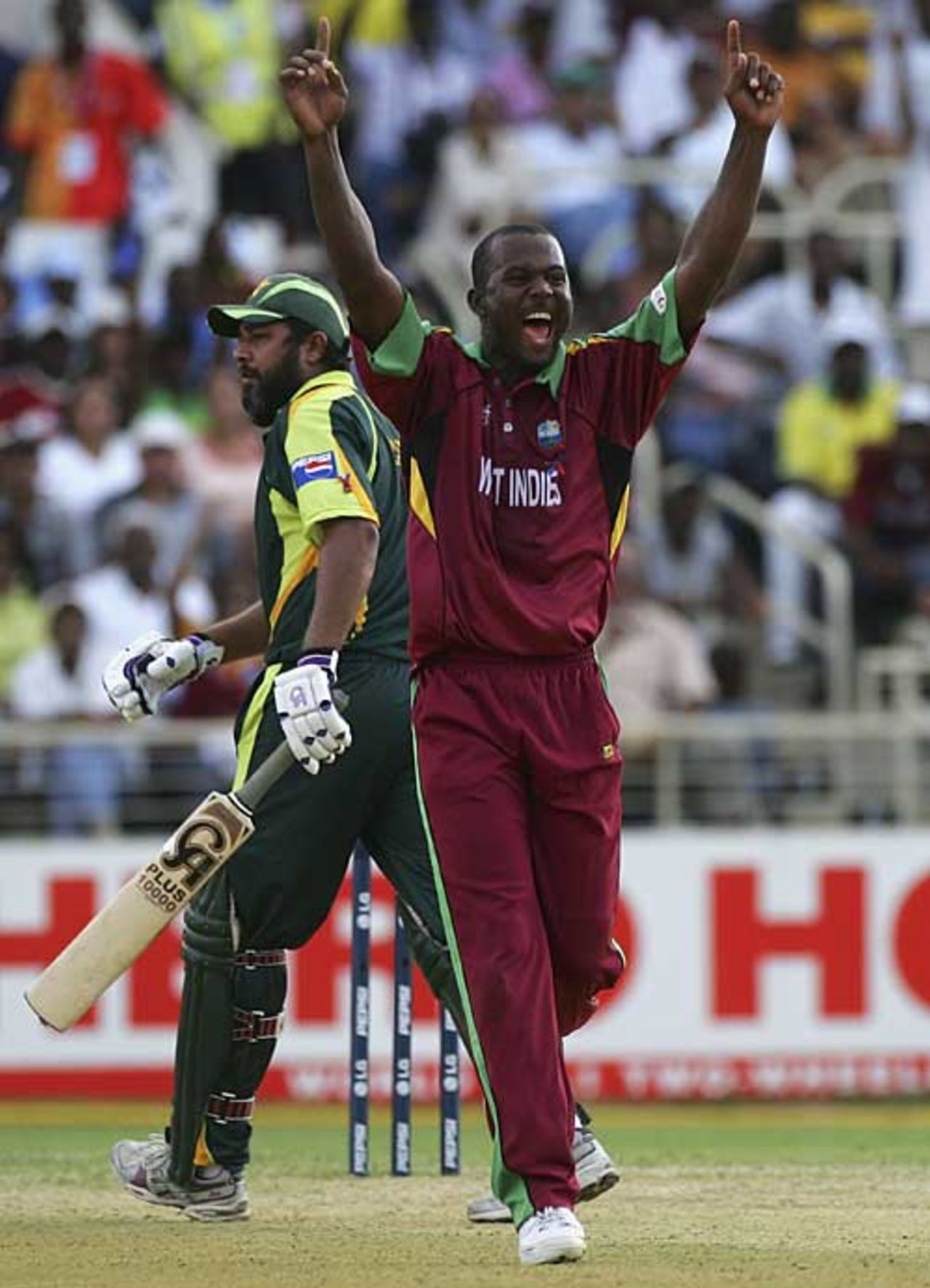 Dwayne Smith traps Inzamam-ul-Haq lbw, West Indies v Pakistan, Group D, Kingston, 2007 World Cup, March 13, 2007