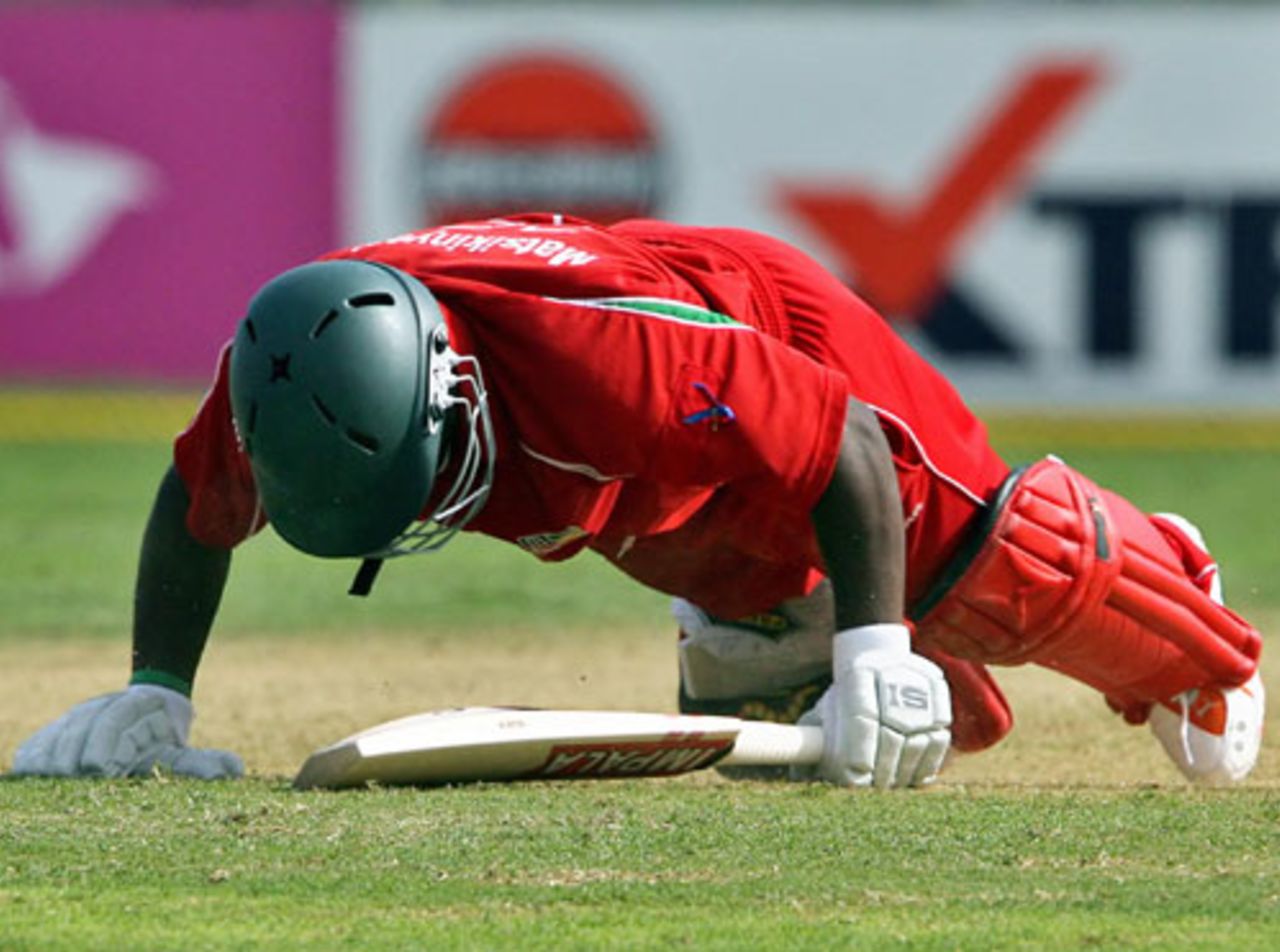 Stuart Matsikenyeri scrambles home to safety, Ireland v Zimbabwe, Group D, Jamaica, March 15, 2007