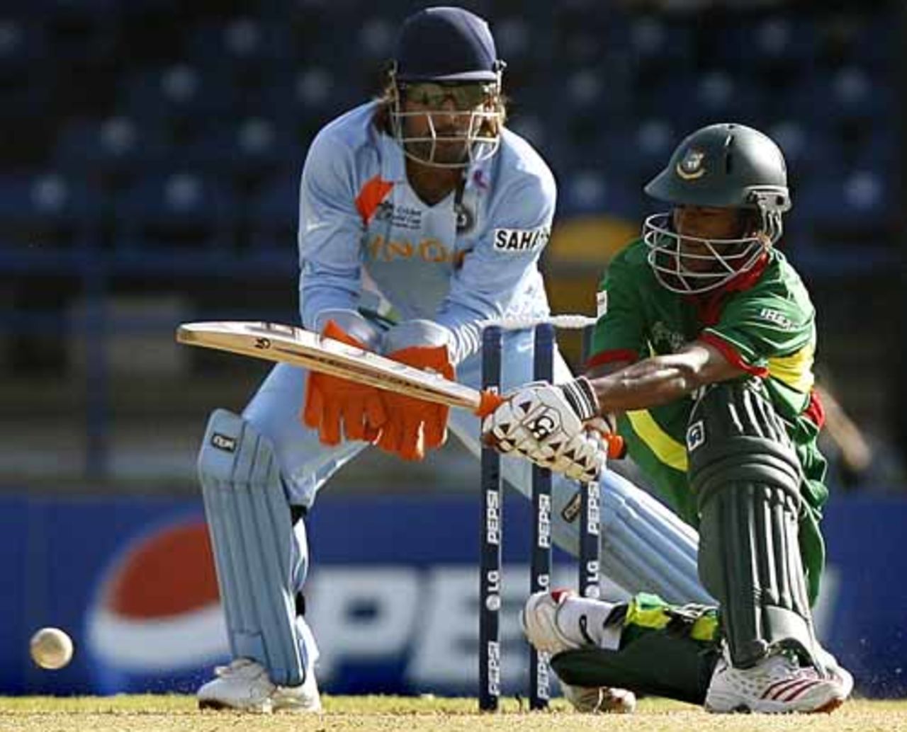 Saqibul Hasan sweeps en route to his steady 53, Bangladesh v India, Group B, Trinidad, March 17, 2007