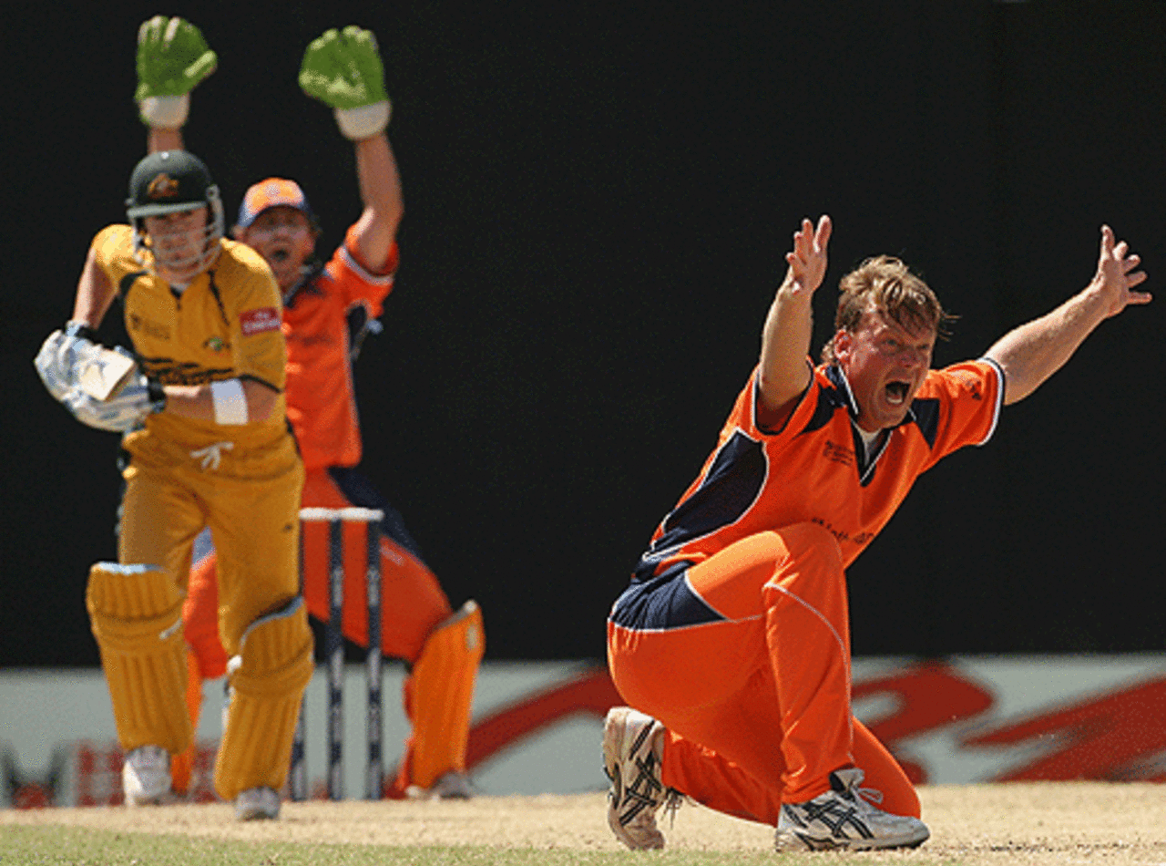 Tim de Leede lets out an unsuccessful appeal against Michael Clarke, Australia v  Netherlands, Group A, St Kitts, March 18, 2007