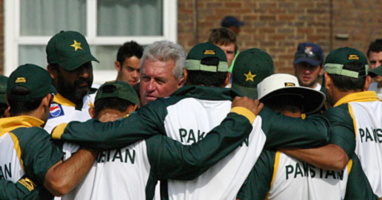 Bob Woolmer gives last-minute instructions to his side, Lord's, July 12, 2006