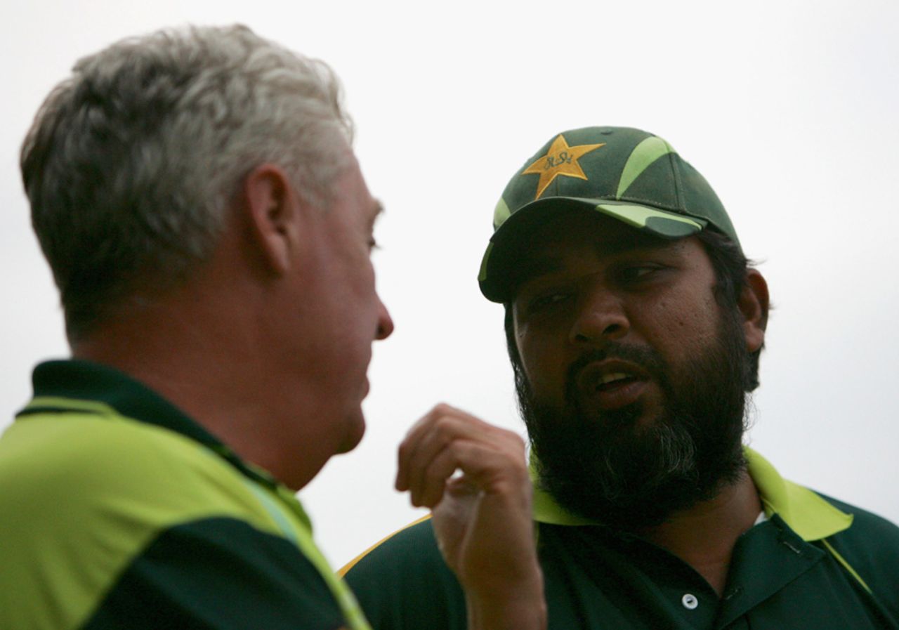Bob Woolmer and Inzamam-ul-Haq chat after Pakistan's shock defeat against Ireland, Jamaica, March 17, 2007