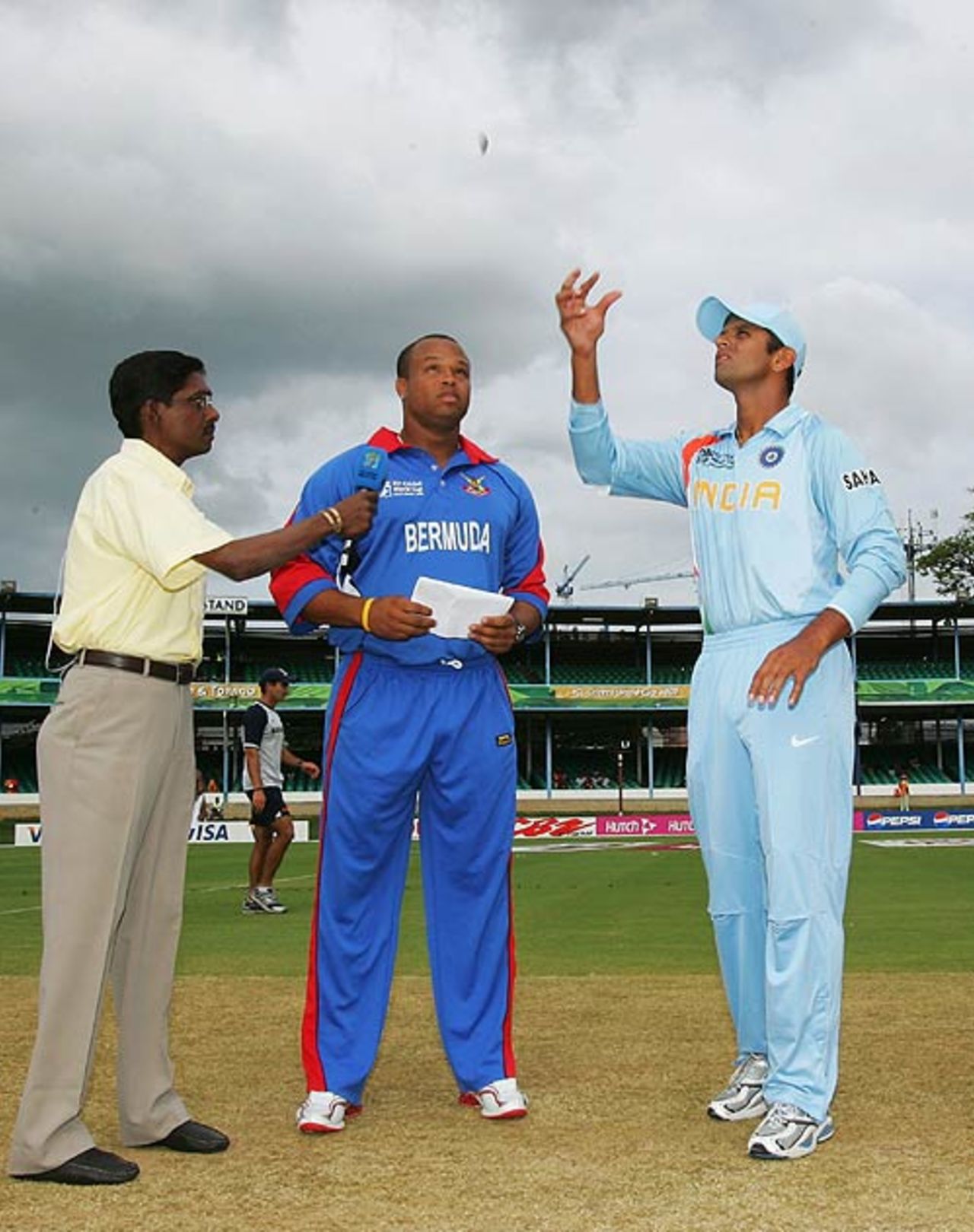 Irvine Romaine and Rahul Dravid at the toss, Bermuda v India, Group B, Trinidad, March 19, 2007