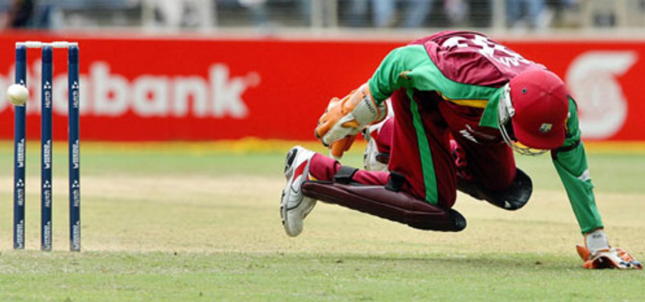 Denesh Ramdin unsuccessfully tries to compete a run-out , West Indies v Zimbabwe, Group D , Jamaica, March 19, 2007