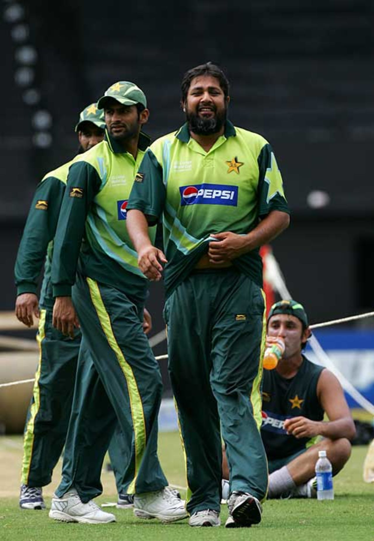 Inzamam-ul-Haq with Shoaib Malik during Pakistan's training session, Jamaica, March 20, 2007