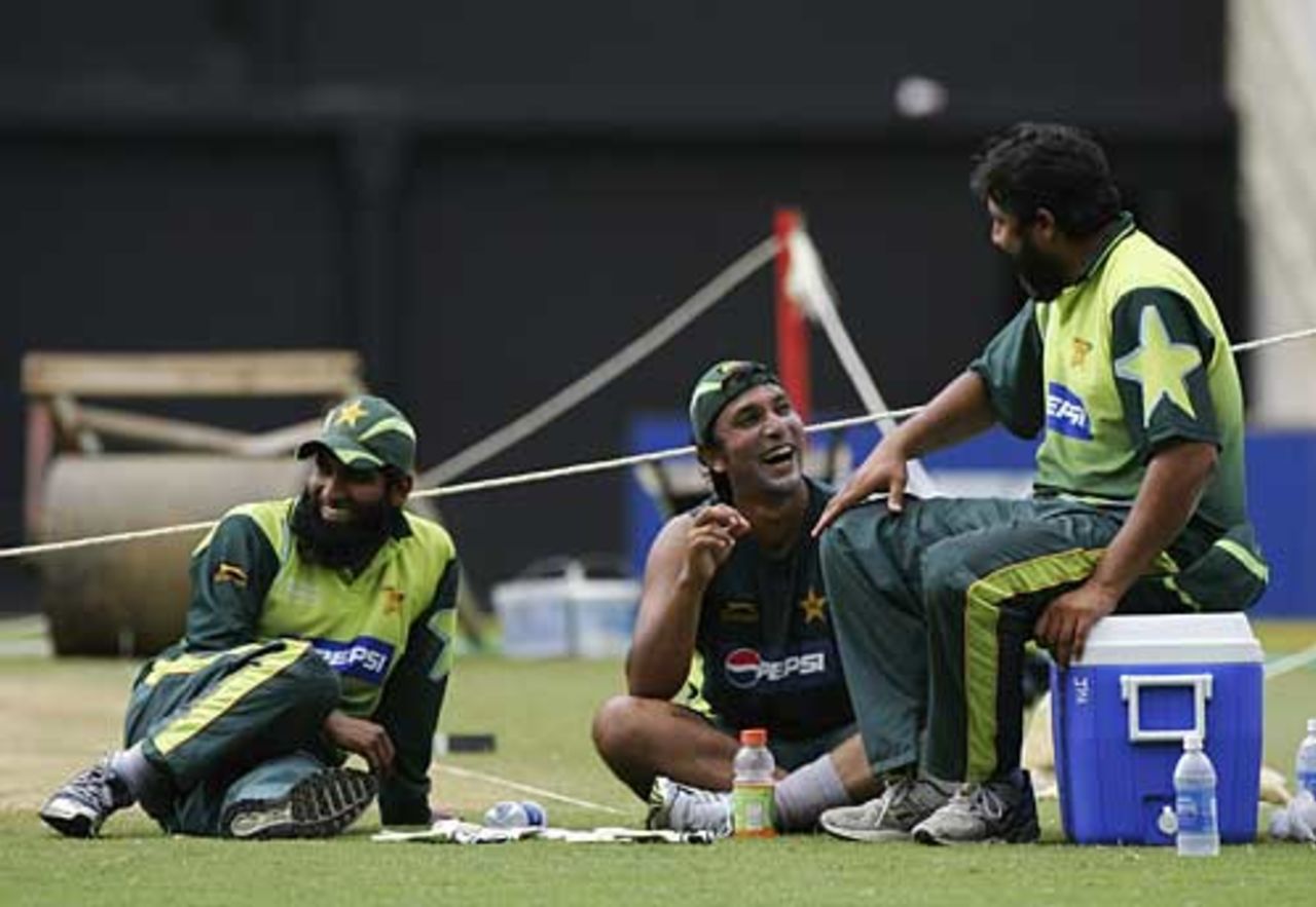 Inzamam-ul-Haq chats with Azhar Mahmood and Mohammad Yousuf, Jamaica, March 20, 2007