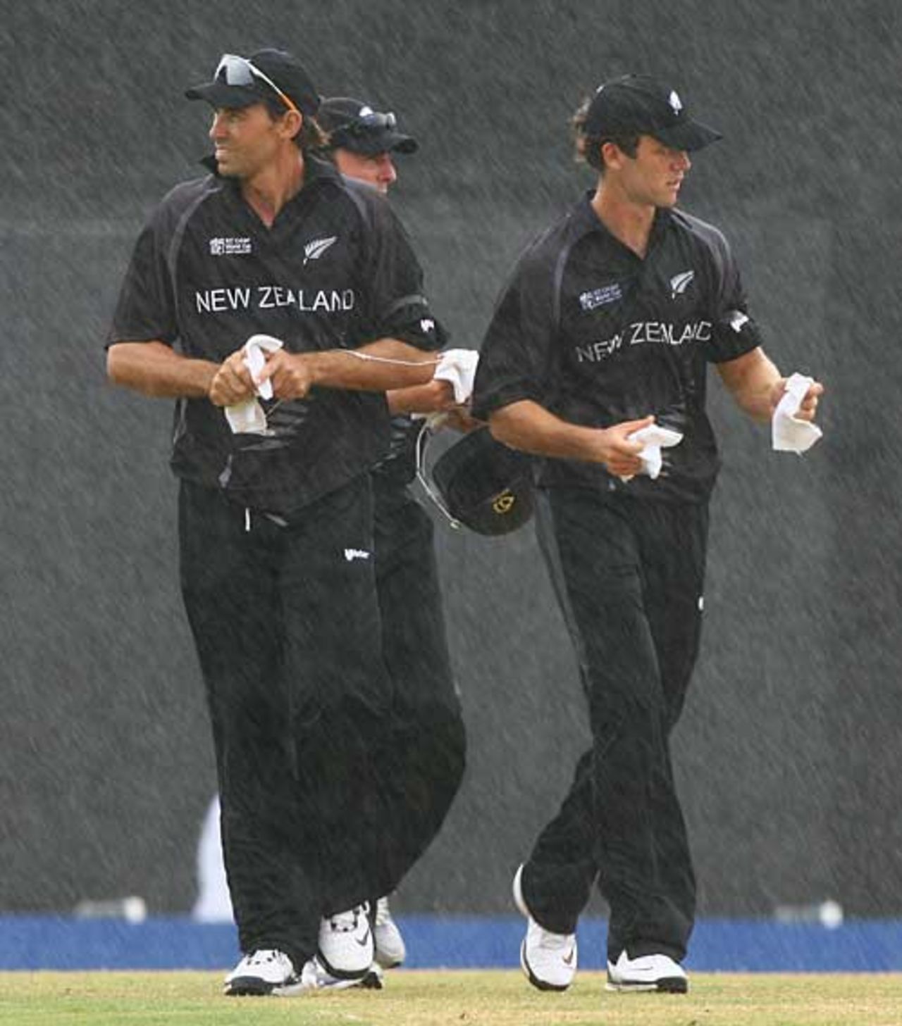 New Zealand's players get the cloths out as the rain falls, Kenya v New Zealand, Group C, St Lucia, March 20, 2007