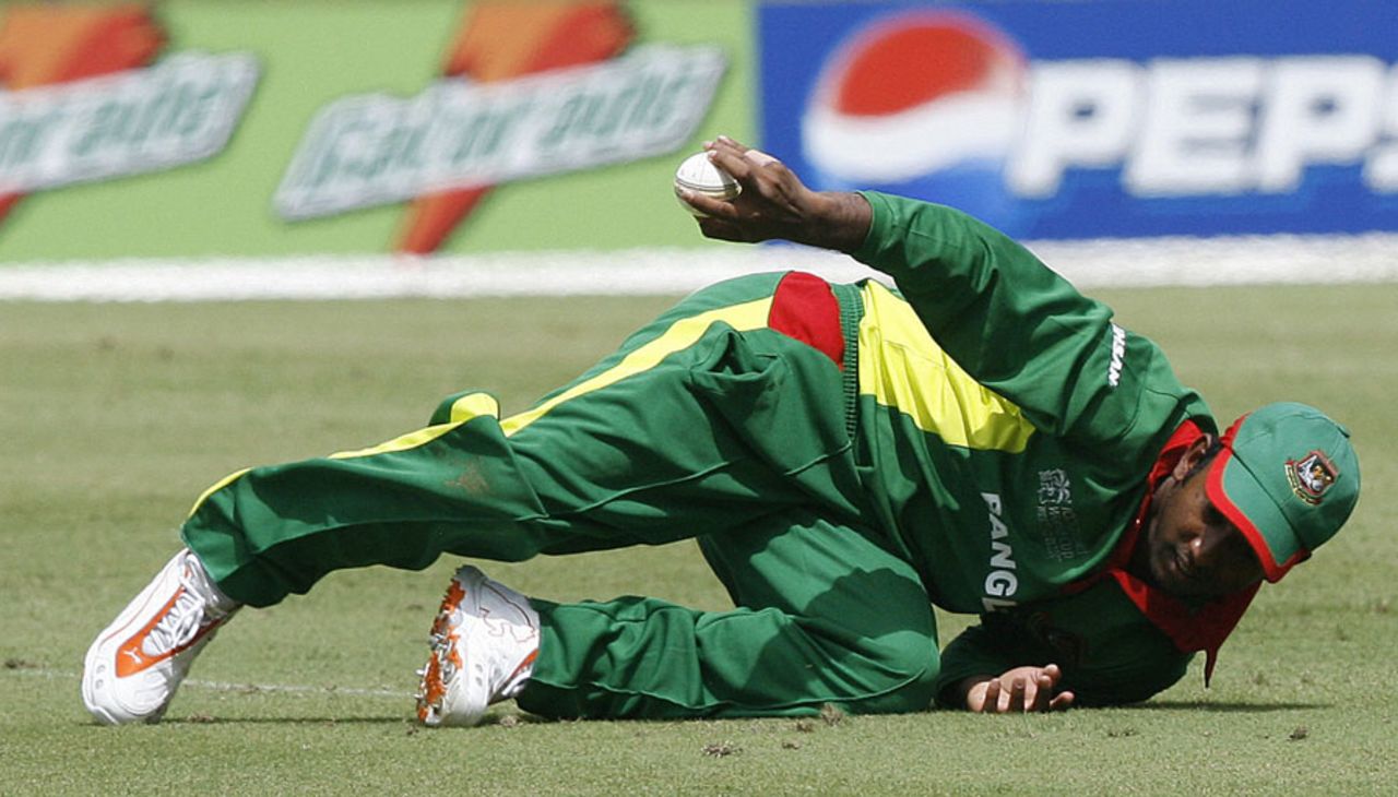 Aftab Ahmed took a superb catch at backward point to dismiss Upul Tharanga, Bangladesh v Sri Lanka, Group B, Trinidad, March 21, 2007