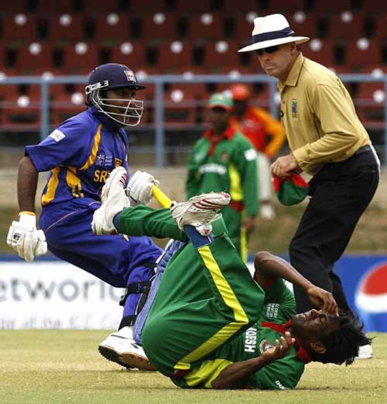 Mahela Jayawardene calls for a run off an overthrow, Bangladesh v Sri Lanka, Group B, Trinidad, March 21, 2007