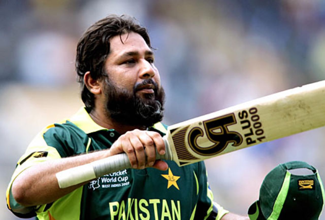 Inzamam-ul-Haq acknowledges the crowd after making 37 in his last one-dayer, Pakistan v Zimbabwe, Group D, World Cup, Kingston, March 21, 2007