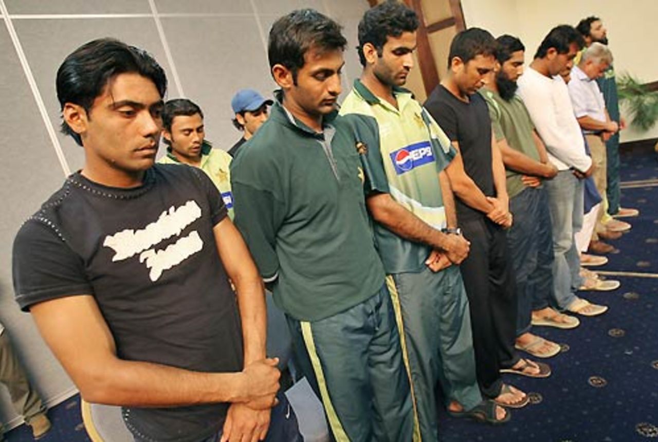 Pakistan players observe a minute's silence in a memorial service for Bob Woolmer, Kingston, Jamaica, March 22, 2007