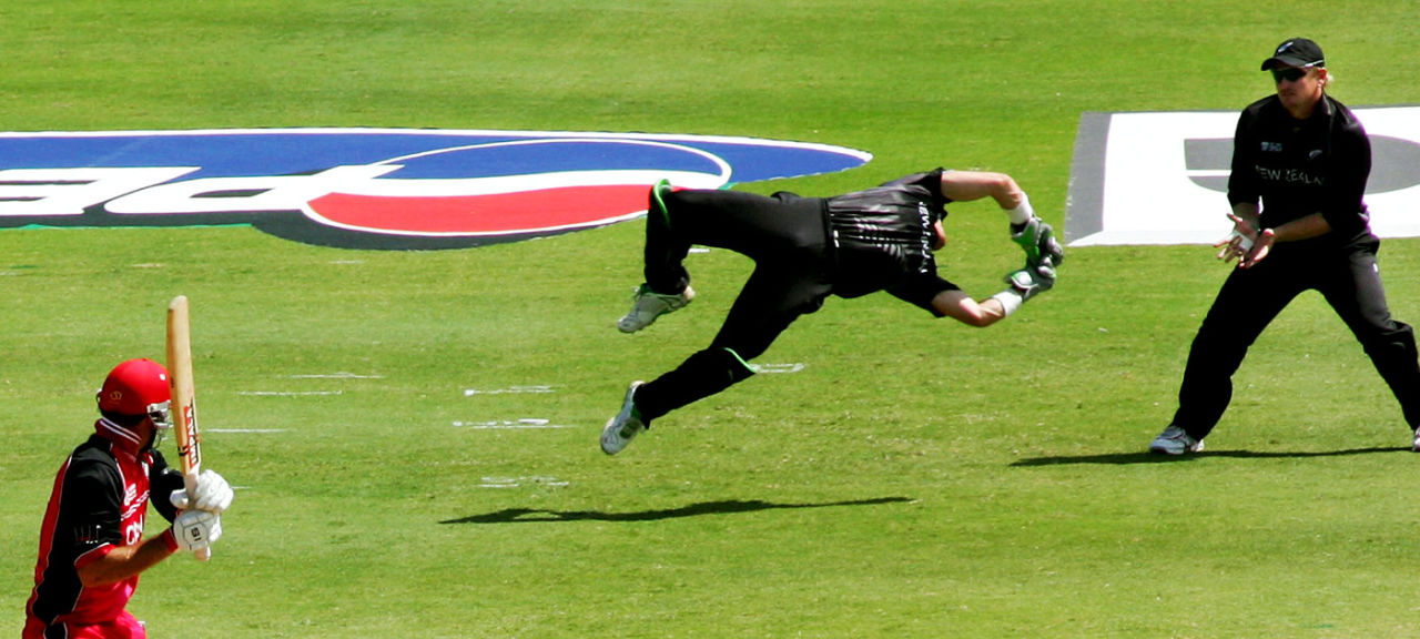 Brendon McCullum makes a great dive but still put Geoff Barnett down, Canada v New Zealand, St Lucia, March 22, 2007