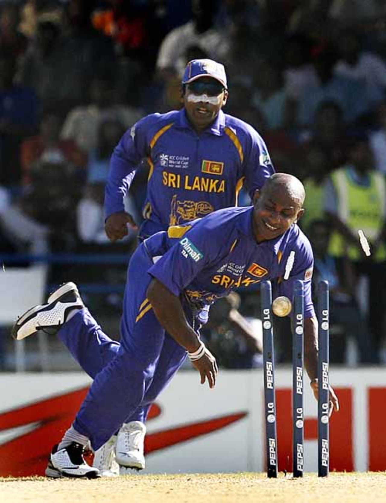 Sanath Jayasuriya runs out Yuvraj Singh as India slip further, India v Sri Lanka, Group B, Trinidad, March 23, 2007