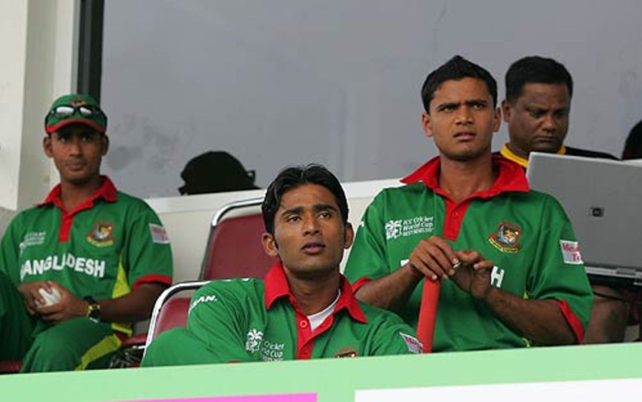The Bangladesh players wait for the rain to stop, Bangladesh v Bermuda, Trinidad, March 25, 2007