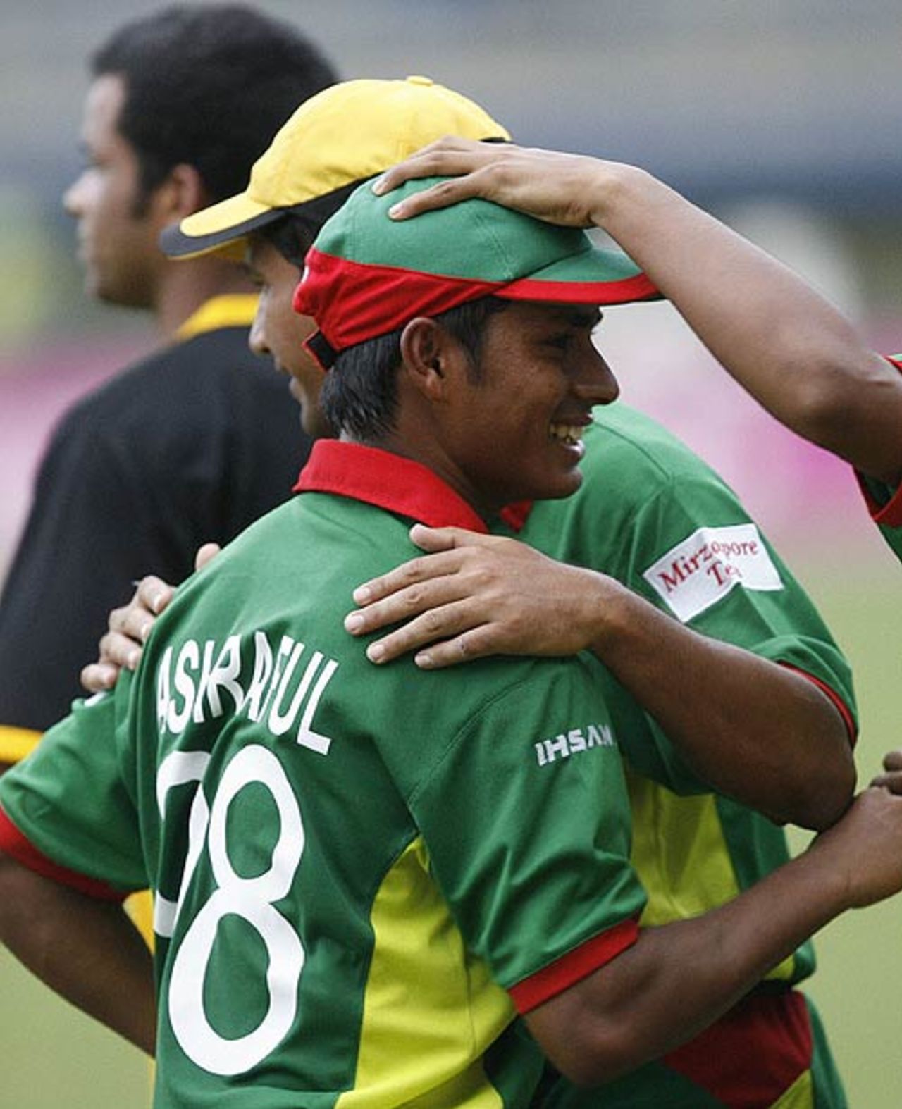 Mohammad Ashraful is congratulated after steering Bangladesh to the next round, Bangladesh v Bermuda, Trinidad, March 25, 2007