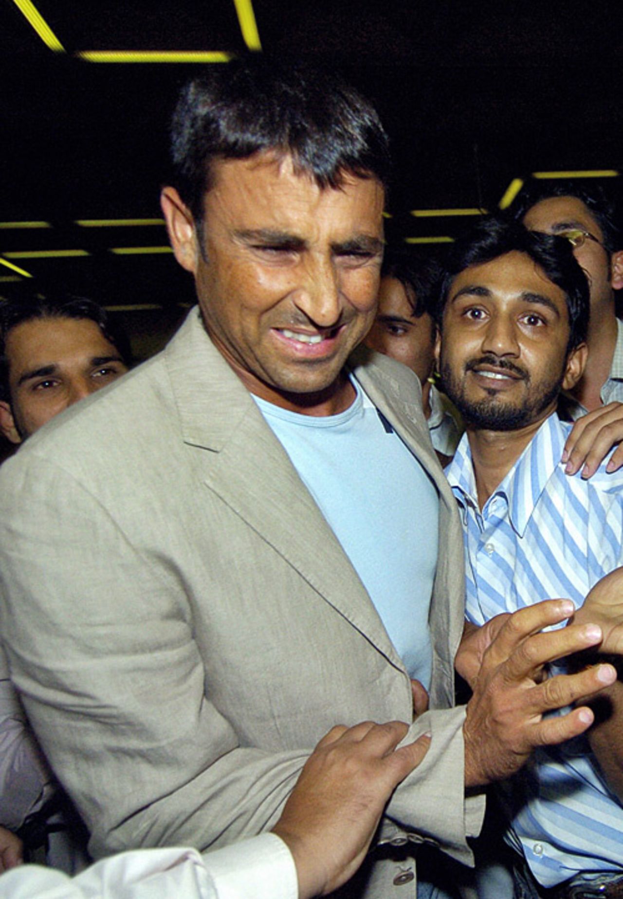 Younis Khan pushes through the crowd on arrival in Karachi airport, March 26, 2007