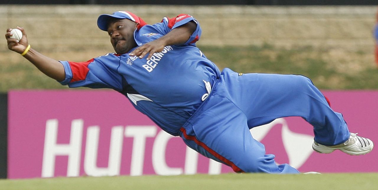 Dwayne Leverock takes a stunning one-handed catch to dismiss Robin Uthappa, Bermuda v India, Group B, Trinidad, March 19, 2007