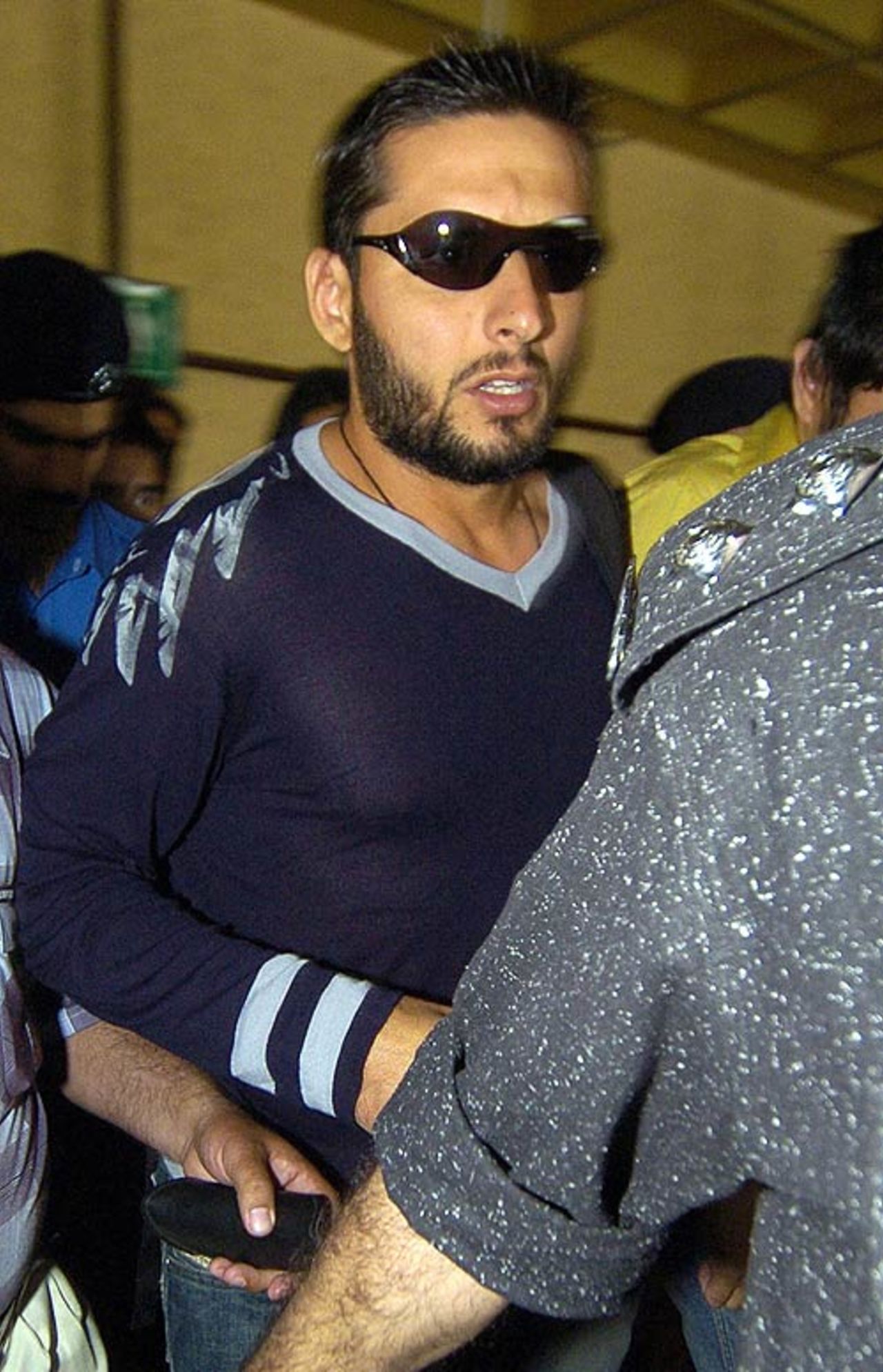 Shahid Afridi arrives at the Karachi airport, March 28, 2007