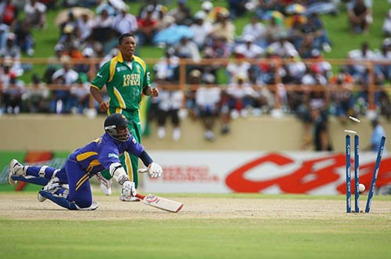Sanath Jayasuriya dives to beat a throw from AB de Villiers, South Africa v Sri Lanka, Super Eights, Guyana, March 28, 2007