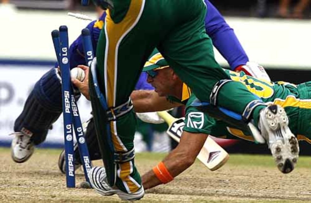 Herschelle Gibbs dives full length to run-out Chamara Silva, South Africa v Sri Lanka, Super Eights, Guyana, March 28, 2007