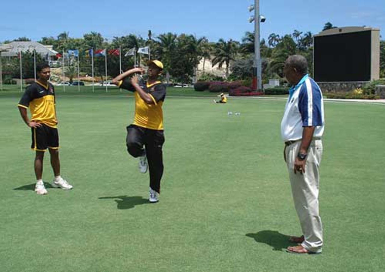 Andy Roberts offers his advice to Bangladesh's bowlers, Antigua, March 29, 2007