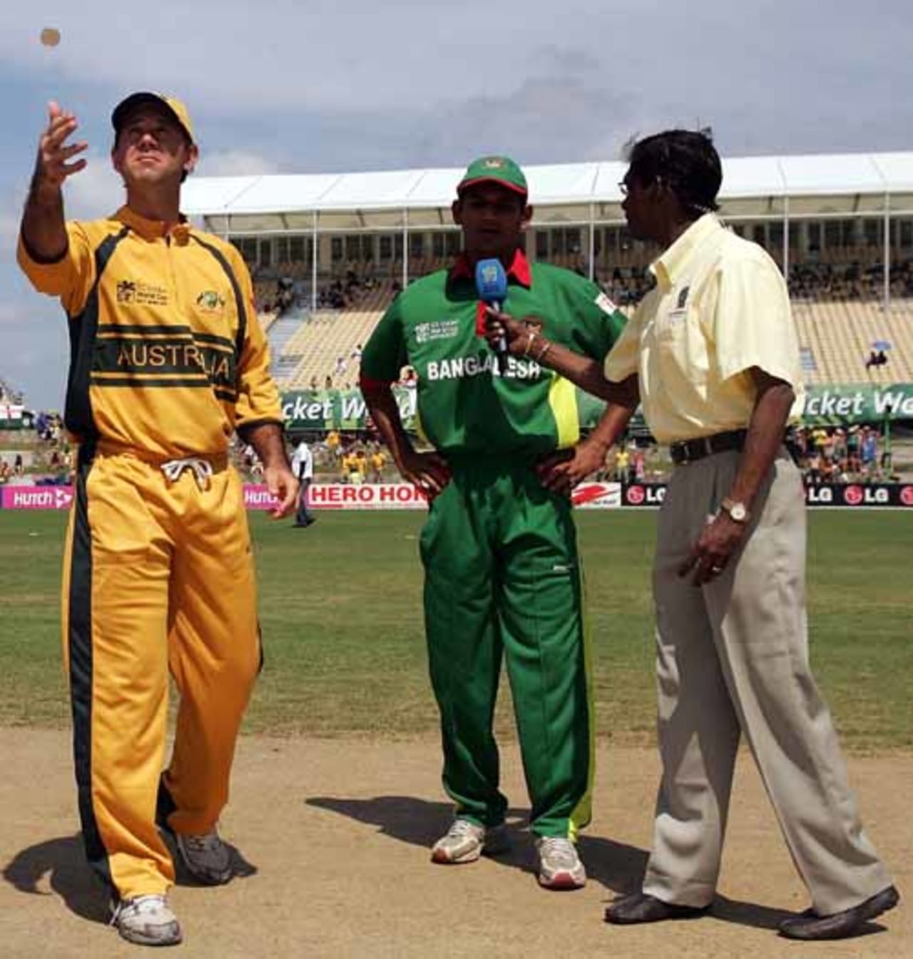 Ricky Ponting tosses the coin, Habibul Bashar calls incorrectly, and Australia put Bangladesh in, Australia v Bangladesh, Super Eights, Antigua, March 31, 2007