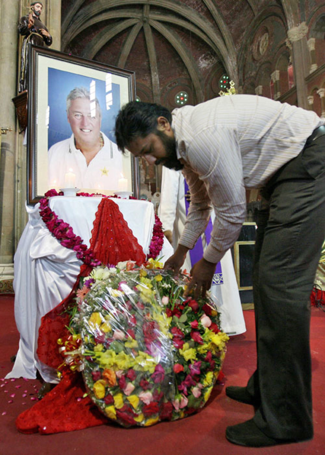 Inzamam-ul-Haq lays a wreath during a memorial service for Bob Woolmer at the Sacred Heart Church in Lahore, April 1, 2007