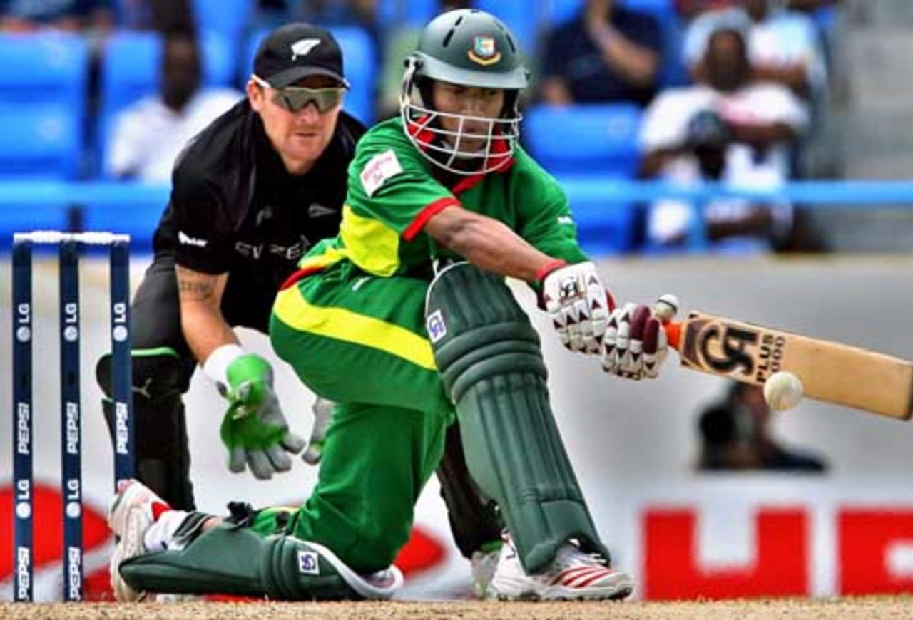 Saqibul Hasan shapes to sweep Daniel Vettori, Bangladesh v New Zealand, Super Eights, Antigua, April 2, 2007