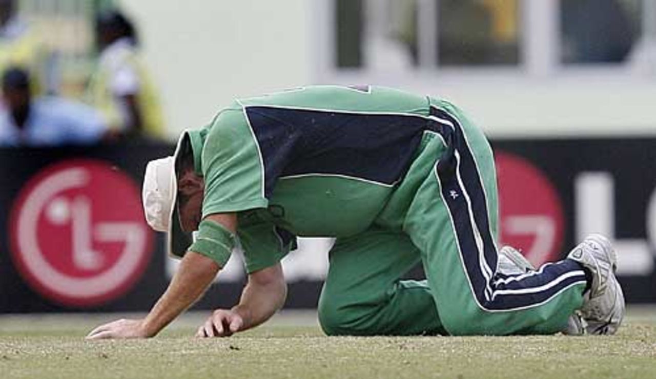 Trent Johnston fails to hold a catch offered by Jacques Kallis, Ireland v South Africa, Guyana, April 3, 2007