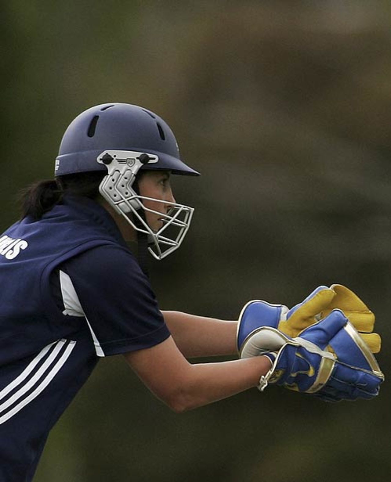 Emma Inglis gets ready to take a catch, Victoria v New South Wales, WNCL 2nd final, Melbourne, January 27, 2007