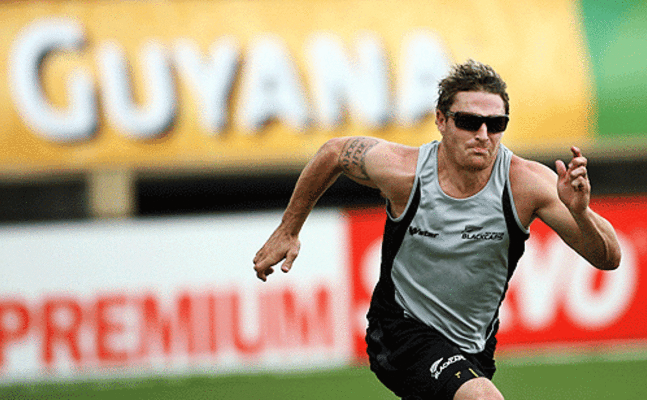 Brendon McCullum runs in from the outfield during New Zealand's practice, Guyana, April 5, 2007