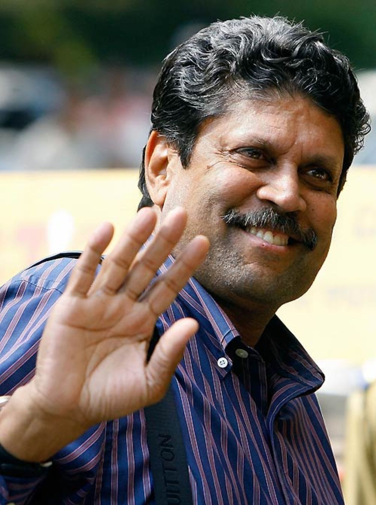 Kapil Dev waves to the media as he arrives for the BCCI meeting at the Wankhede Stadium, Mumbai, April 6, 2007