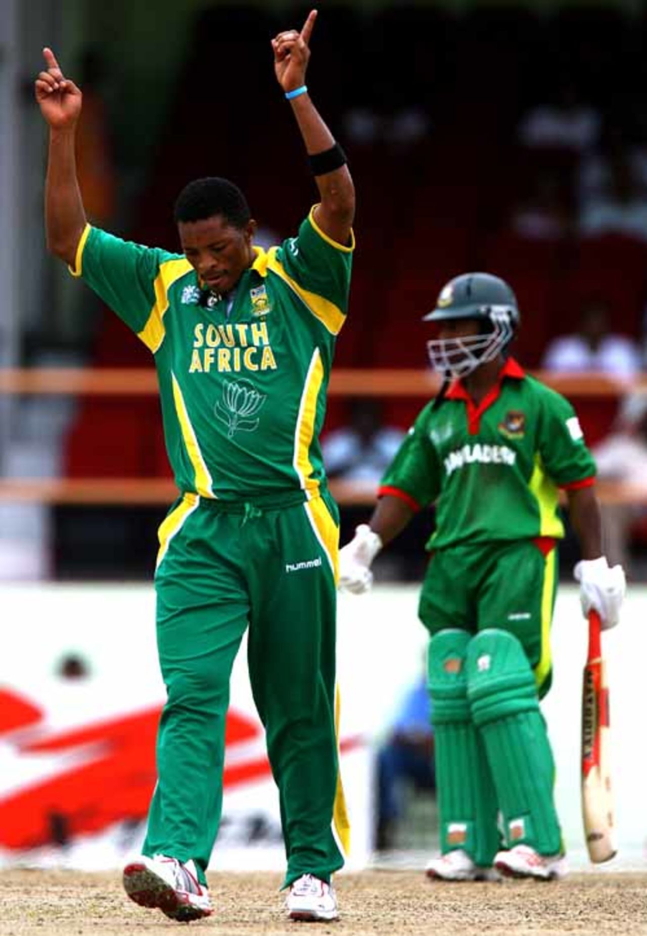 It's a wicket at last for Makhaya Ntini as he dismisses Aftab Ahmed for 35, Bangladesh vs South Africa, Super Eights, Guyana, April 7, 2007