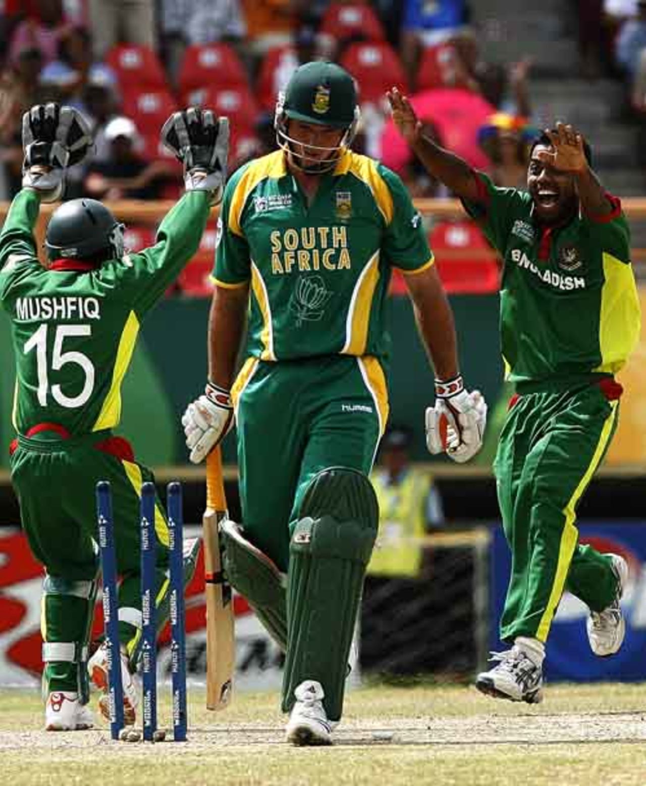 Syed Rasel celebrates the wicket of Graeme Smith, Bangladesh vs South Africa, Super Eights, Guyana, April 7, 2007