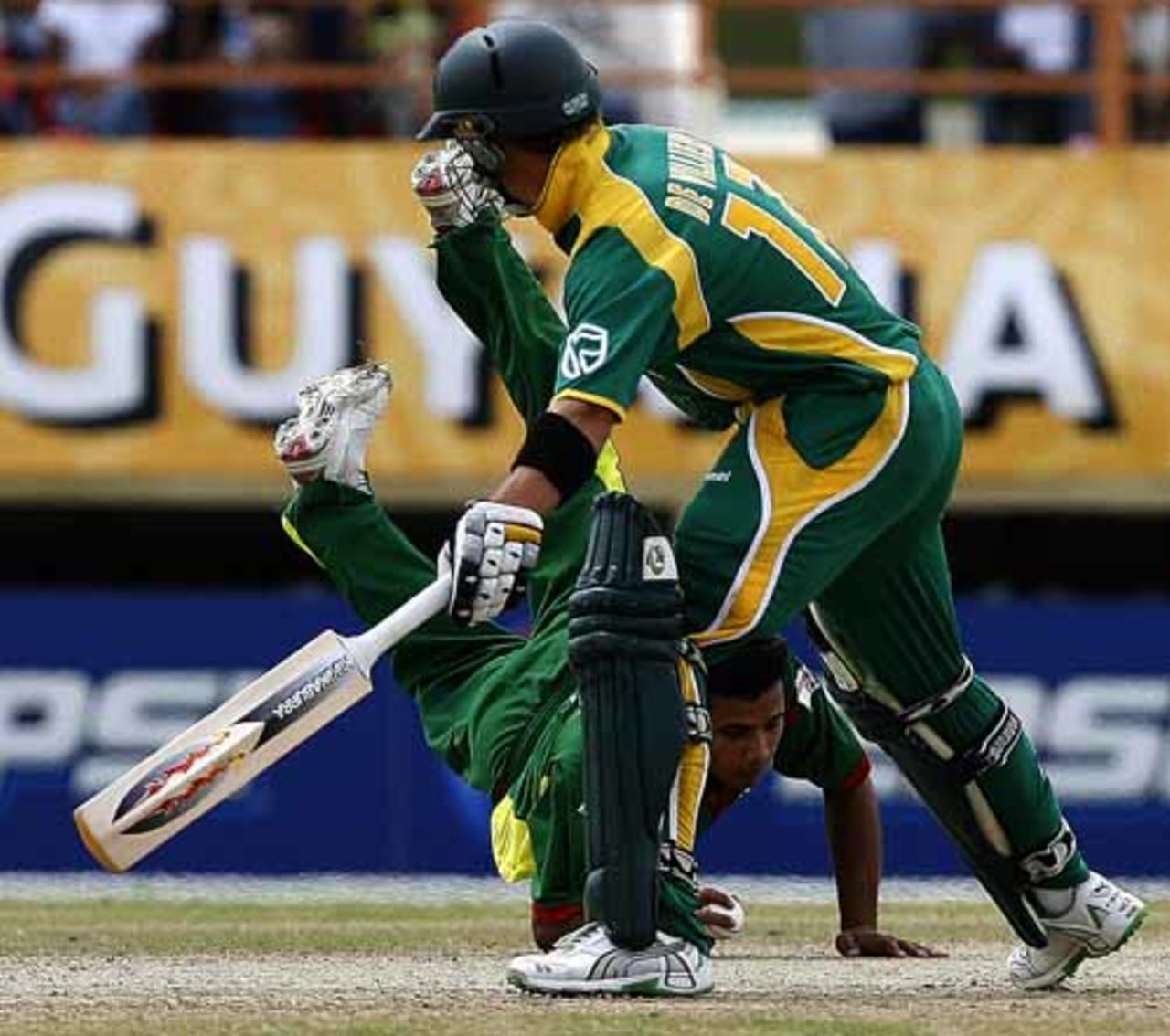 Mashrafe Mortaza and AB de Villiers get into a tangle, Bangladesh vs South Africa, Super Eights, Guyana, April 7, 2007