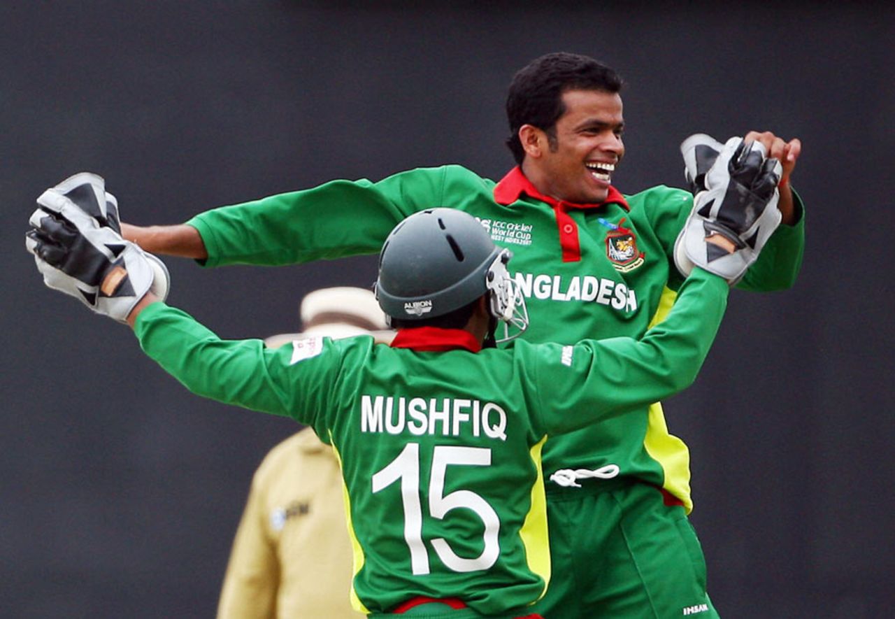 Abdur Razzak celebrates bowling AB de Villiers, Bangladesh vs South Africa, Super Eights, Guyana, April 7, 2007