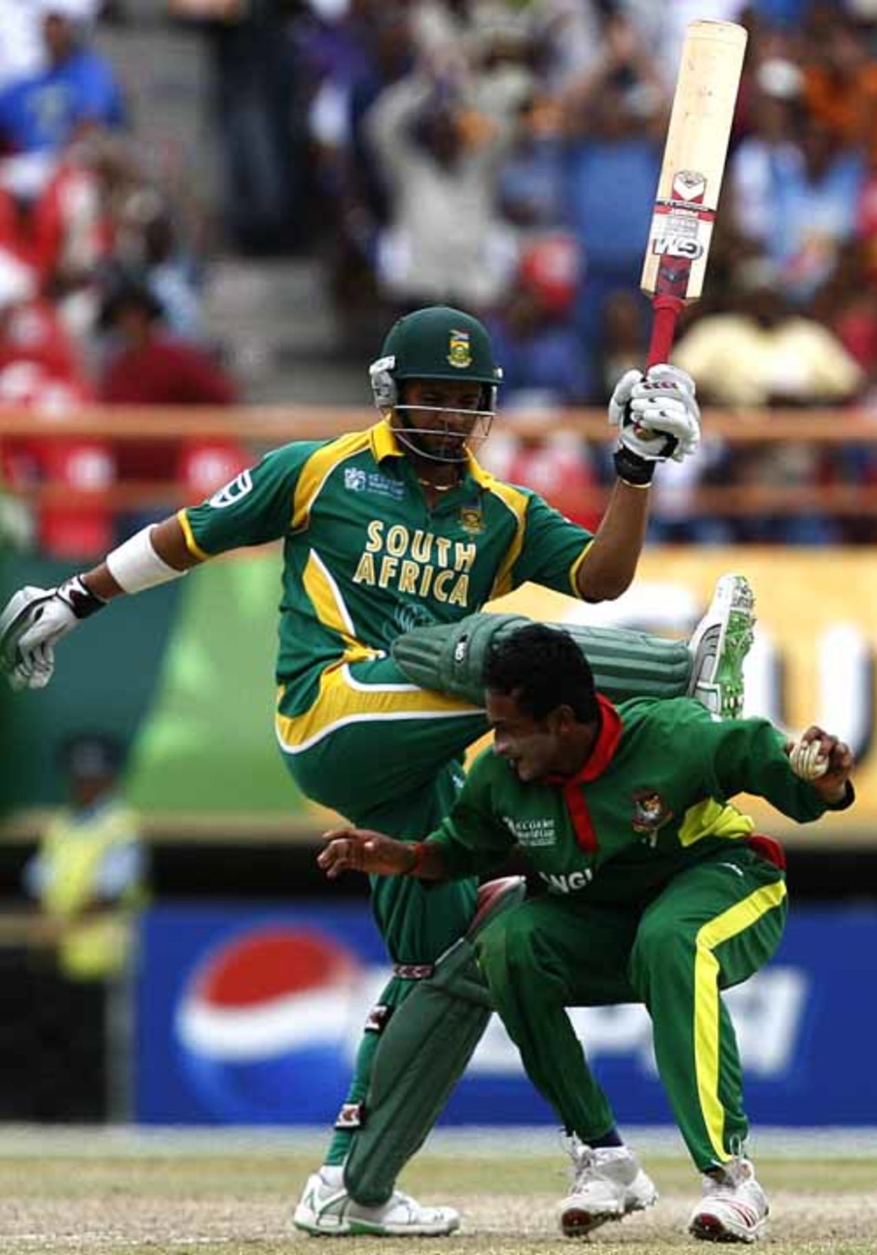 Saqibul Hasan catches Justin Kemp off his own bowling, despite being in a tangle with Ashwell Prince, Bangladesh vs South Africa, Super Eights, Guyana, April 7, 2007