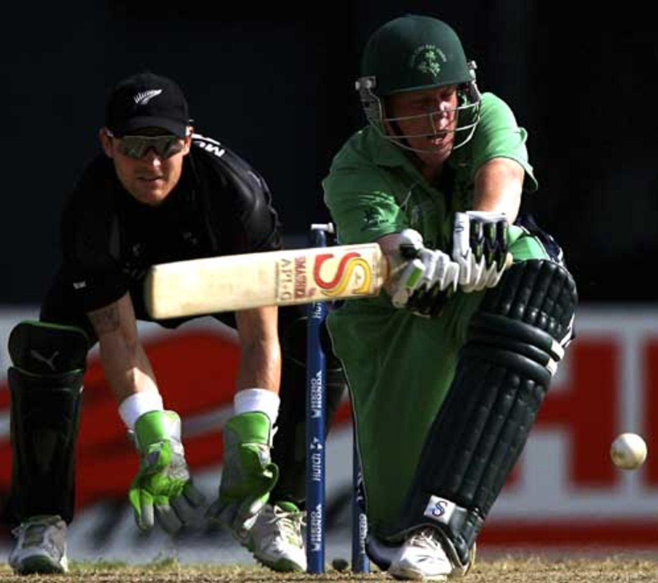 Kevin O'Brien sweeps against the spin, Ireland v New Zealand, Super Eights, Guyana, April 9, 2007