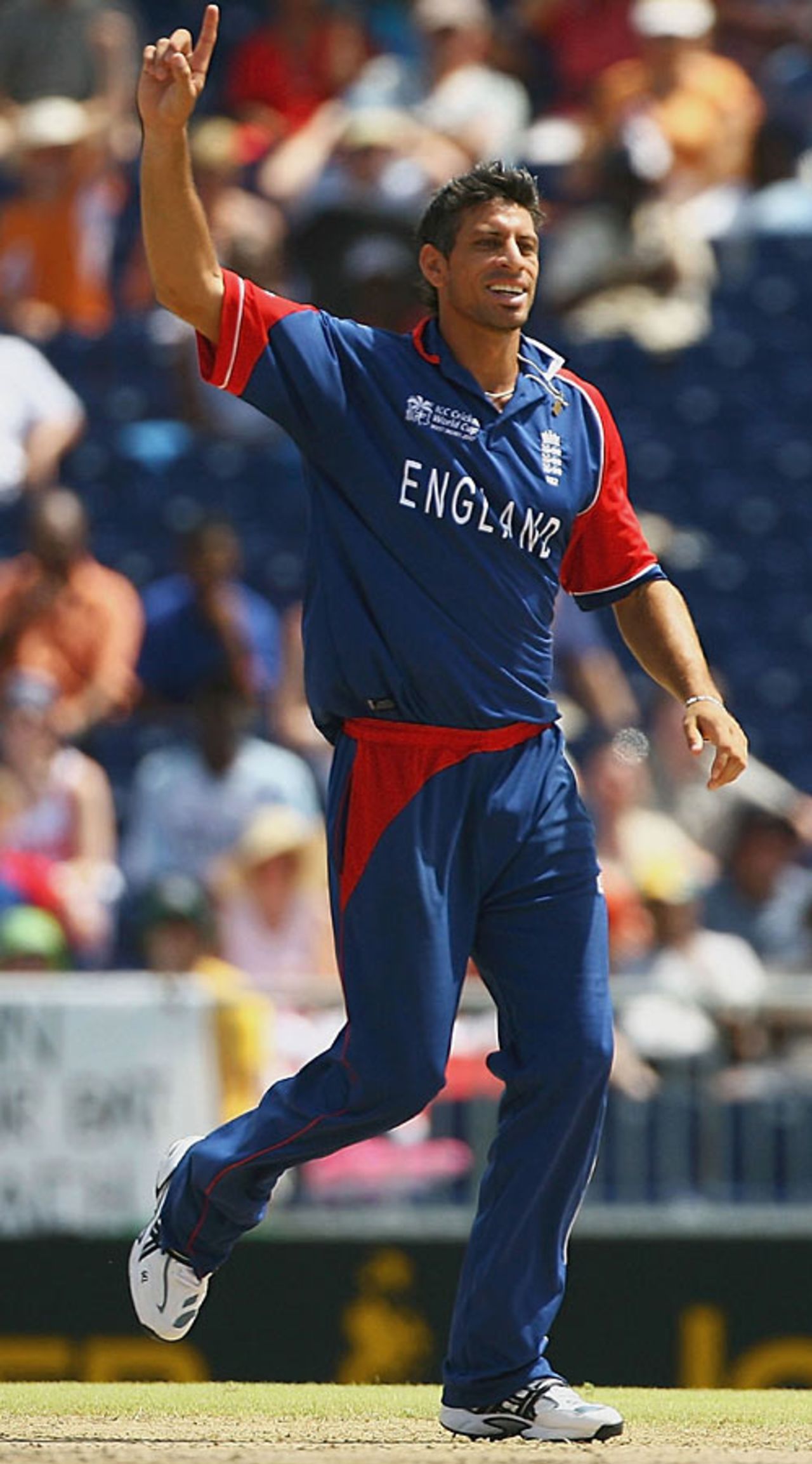 Saj Mahmood celebrates his second Bangladesh wicket, Bangladesh v England, Super Eights, Barbados, April 11, 2007