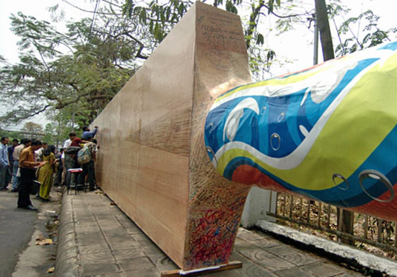 Bangladesh fans sign what is reportedly the world's longest bat (70 foot), Dhaka, April 12, 2007