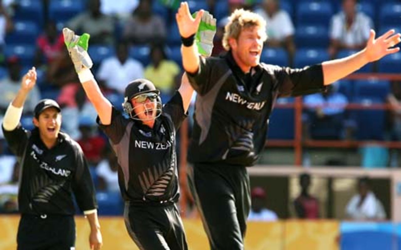 Brendon McCullum and Jacob Oram appeal for Sanath Jayasuriya's wicket, New Zealand v Sri Lanka, Super Eights, Grenada, April 12, 2007
