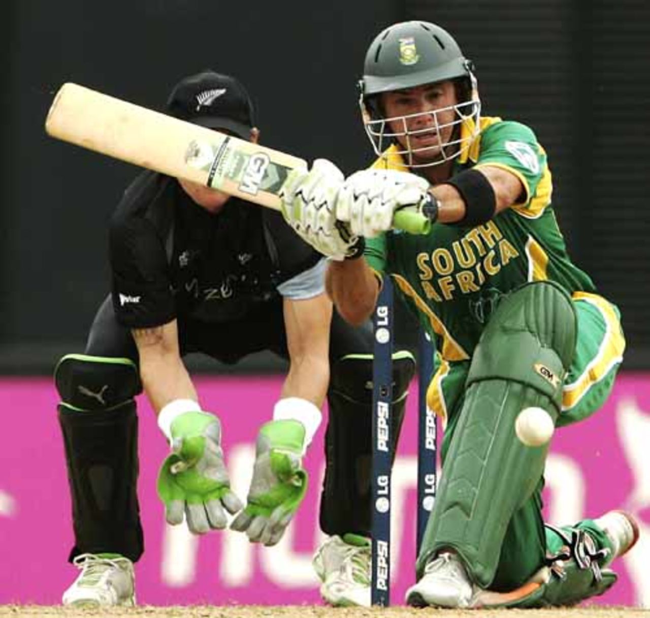 Herschelle Gibbs sweeps en route to his 60, New Zealand v South Africa, Super Eights, Grenada, April 14, 2007