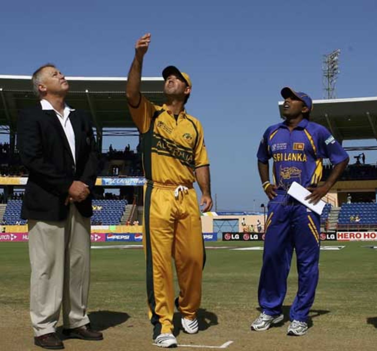 Ricky Ponting tosses the coin and Mahela Jayawardene calls correctly, Australia v Sri Lanka, Super Eights, Grenada, April 16, 2007